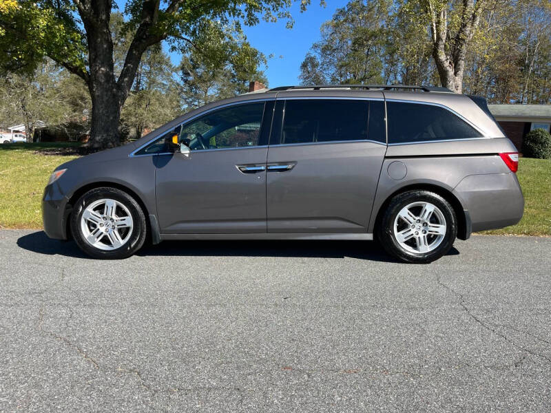 2011 Honda Odyssey Touring photo 2