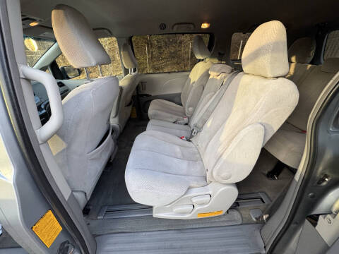 2013 Toyota Sienna LE 8-Passenger