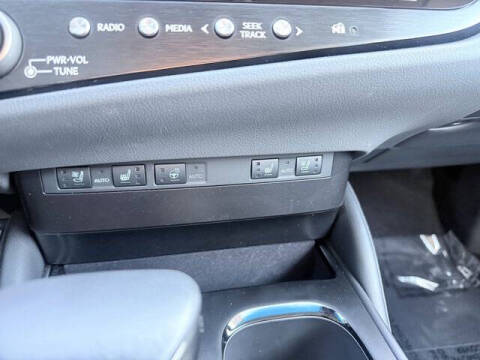 2025 Lexus ES 300h F SPORT Design