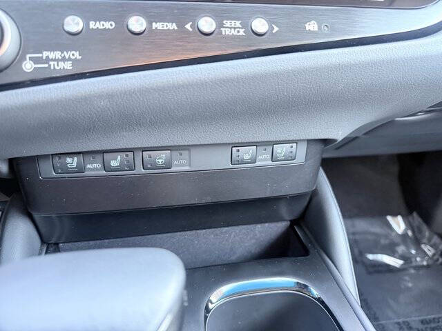 2025 Lexus ES 300h F SPORT Design