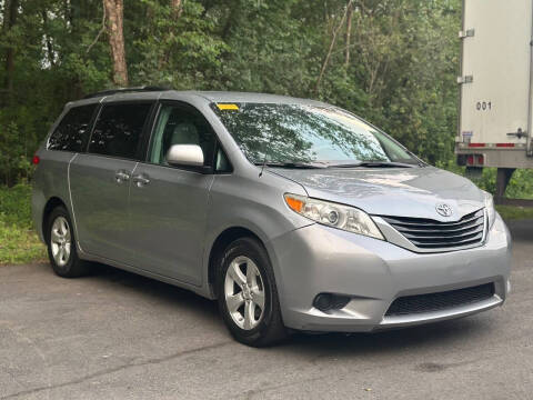 2013 Toyota Sienna LE 8-Passenger