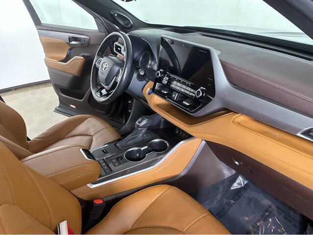 2022 Toyota Highlander Hybrid Platinum