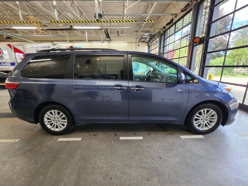 2015 Toyota Sienna XLE 8-Passenger