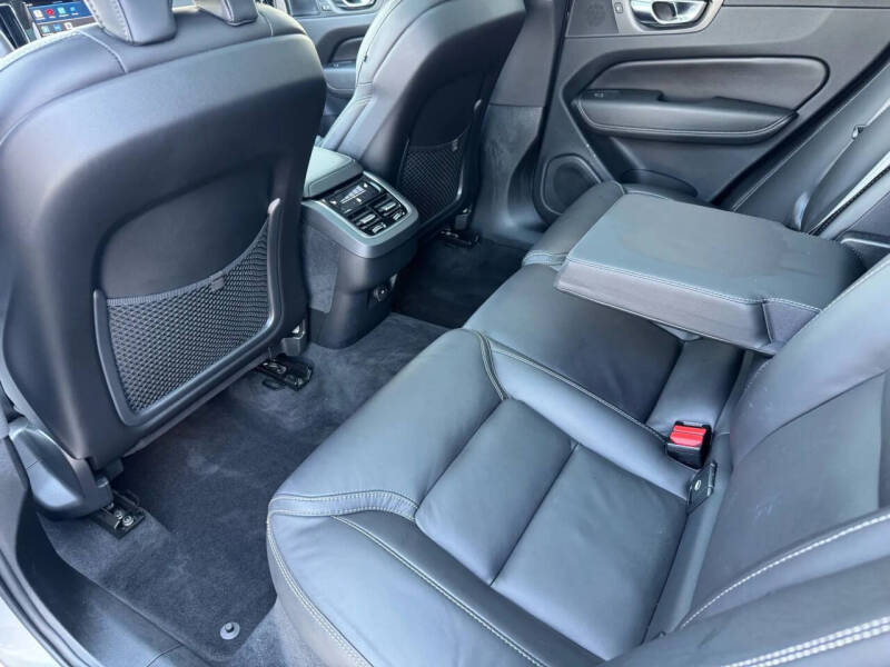 2023 Volvo XC60 B5 Ultimate Bright Theme