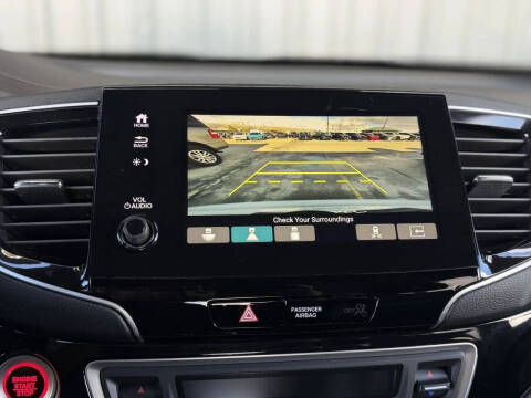 2022 Honda Pilot Touring w/Rear Captain's Chairs