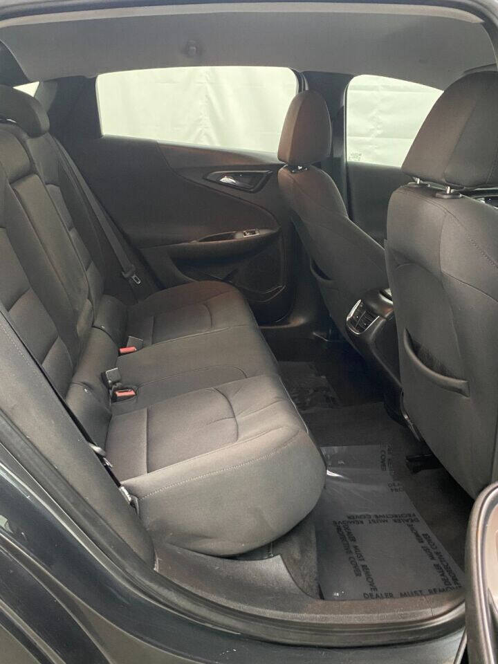 2018 Chevrolet Malibu LT 4dr Sedan - Gray exterior view 12