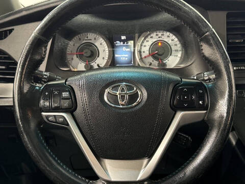 2017 Toyota Sienna SE Premium 8-Passenger