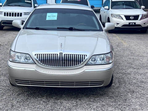 2004 Lincoln Town Car for sale at Big & Muscles Automotive in Mobile AL