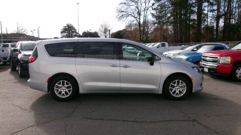 2024 Chrysler Voyager LX