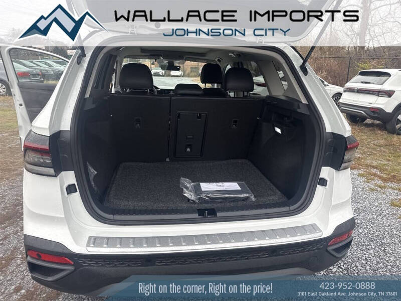 2026 Volkswagen Taos SE Black 4Motion