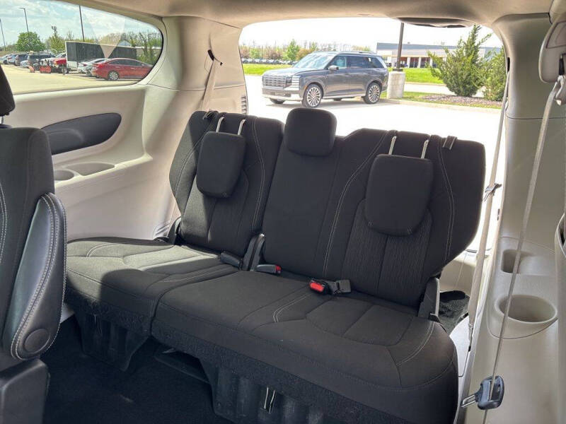 2024 Chrysler Voyager LX