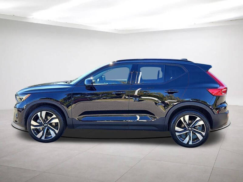 2024 Volvo XC40 B5 Plus Dark Theme