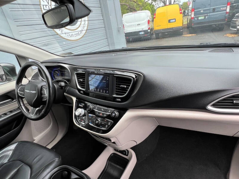 2020 Chrysler Pacifica Touring L