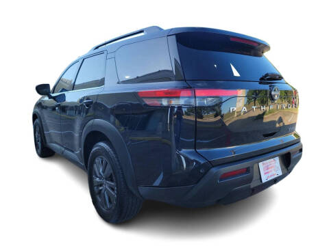 2022 Nissan Pathfinder SV