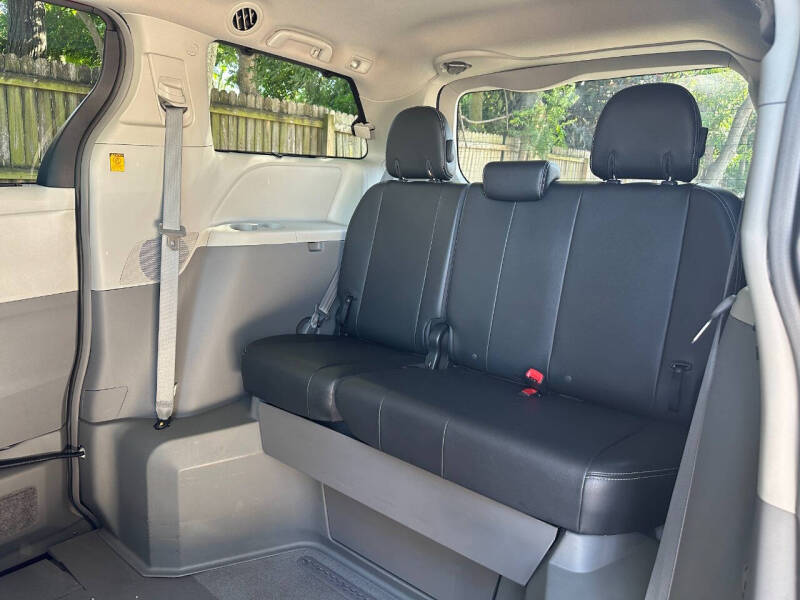 2013 Toyota Sienna SE 8-Passenger