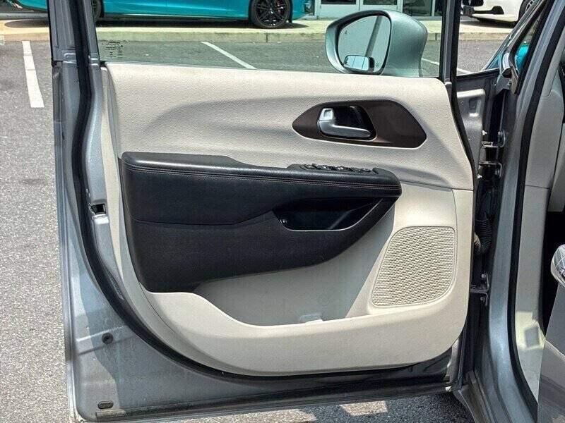 2017 Chrysler Pacifica Hybrid Premium