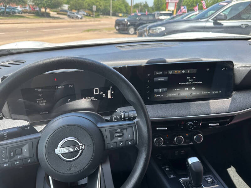2025 Nissan Kicks SV
