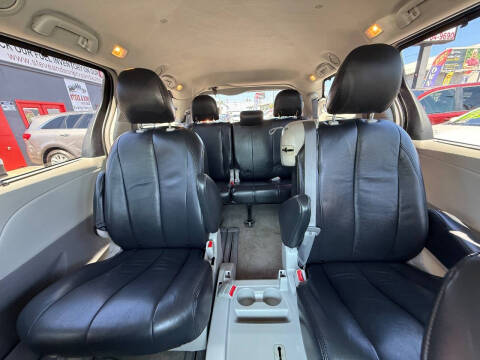 2012 Toyota Sienna LE 7-Passenger Auto Access Seat