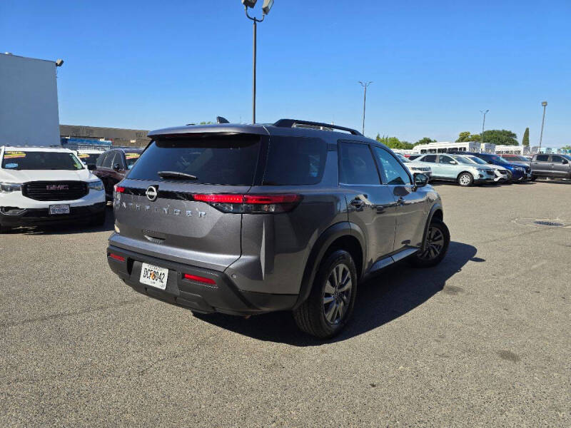 2025 Nissan Pathfinder SV