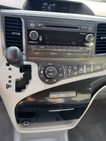 2013 Toyota Sienna LE 8-Passenger