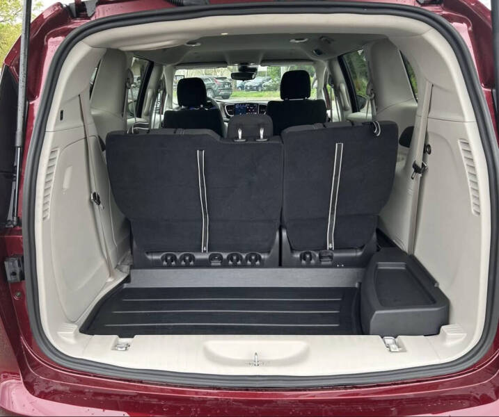 2023 Chrysler Voyager LX - Photo 10