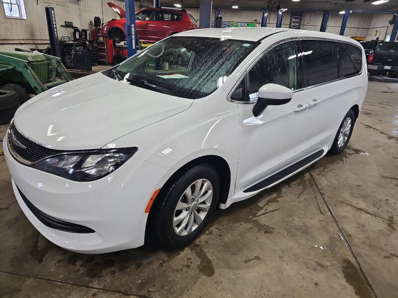 2017 Chrysler Pacifica Touring's photo