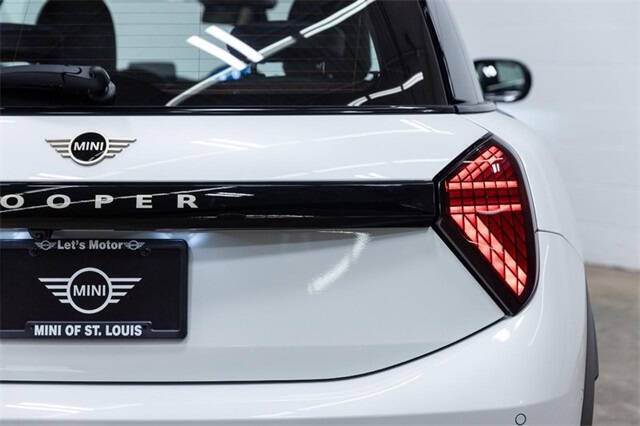 2025 MINI Hardtop 2 Door Cooper Signature Trim