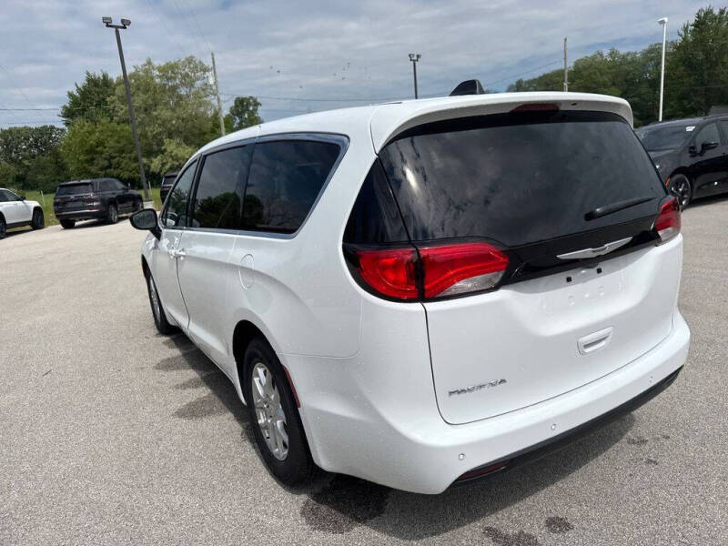 2027 Chrysler Pacifica LX