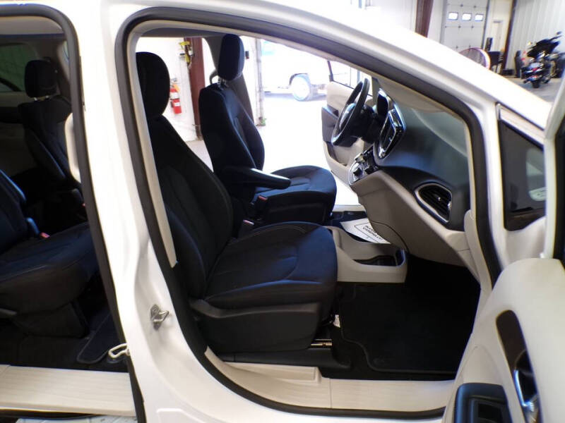 2022 Chrysler Voyager LX