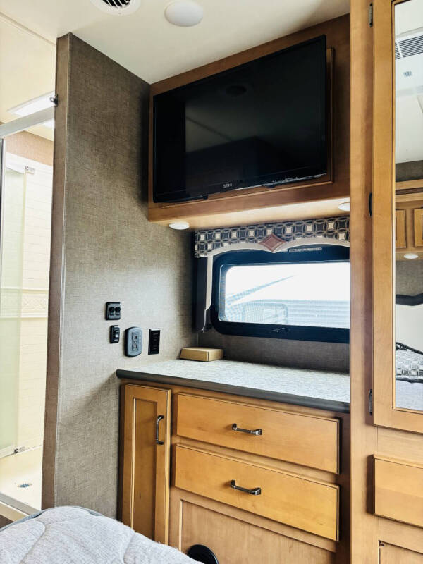 2017 Thor Motor Coach Hurricane 31S