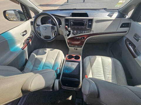 2011 Toyota Sienna XLE 7-Passenger Auto Access Seat