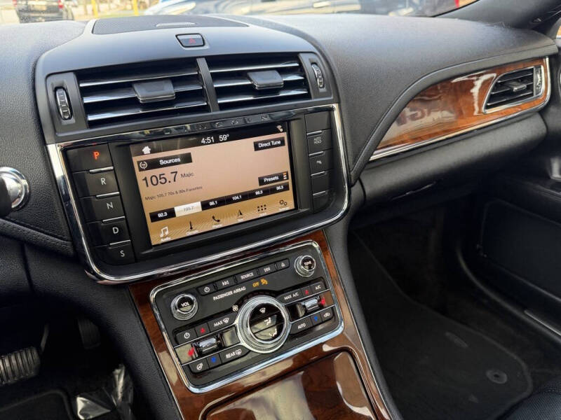 2017 Lincoln Continental Select