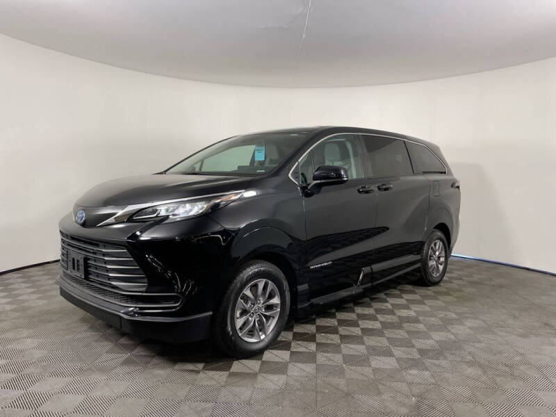 2023 Toyota Sienna LE 8-Passenger