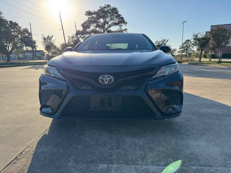 2019 Toyota Camry SE photo 2