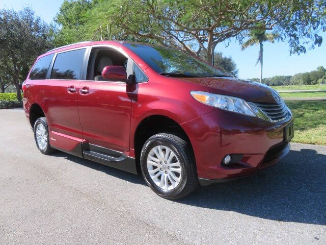 2017 Toyota Sienna XLE Premium 8-Passenger