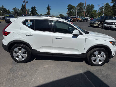 2022 Volvo XC40 T5 Momentum