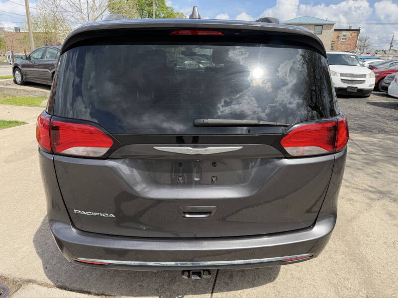 2017 Chrysler Pacifica Touring-L Plus