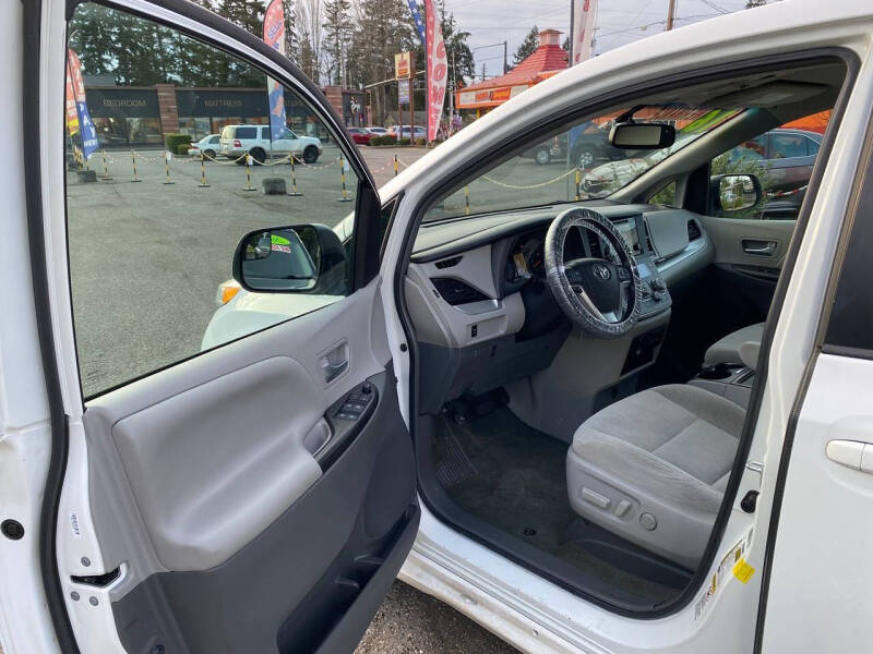 2016 Toyota Sienna LE 7-Passenger Auto Access Seat