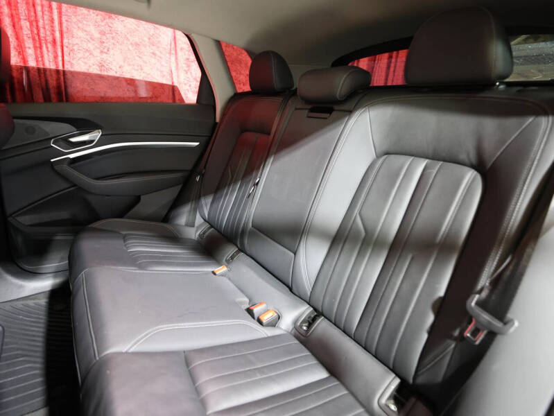 2021 Audi e-tron quattro Premium