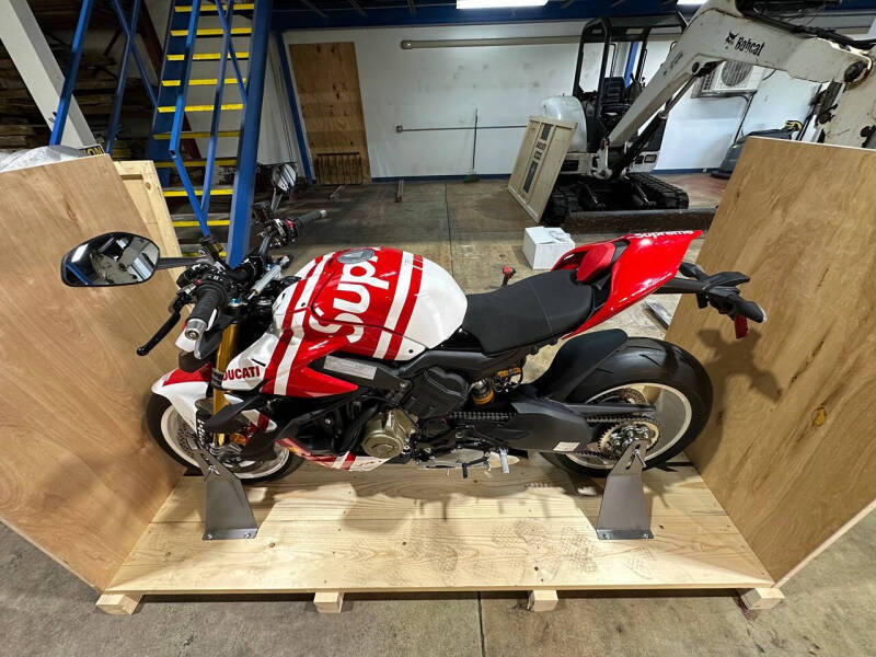 2025 Ducati Streetfighter V4 Supreme