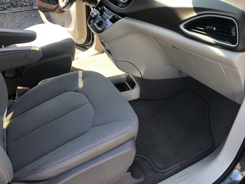 2021 Chrysler Voyager LX