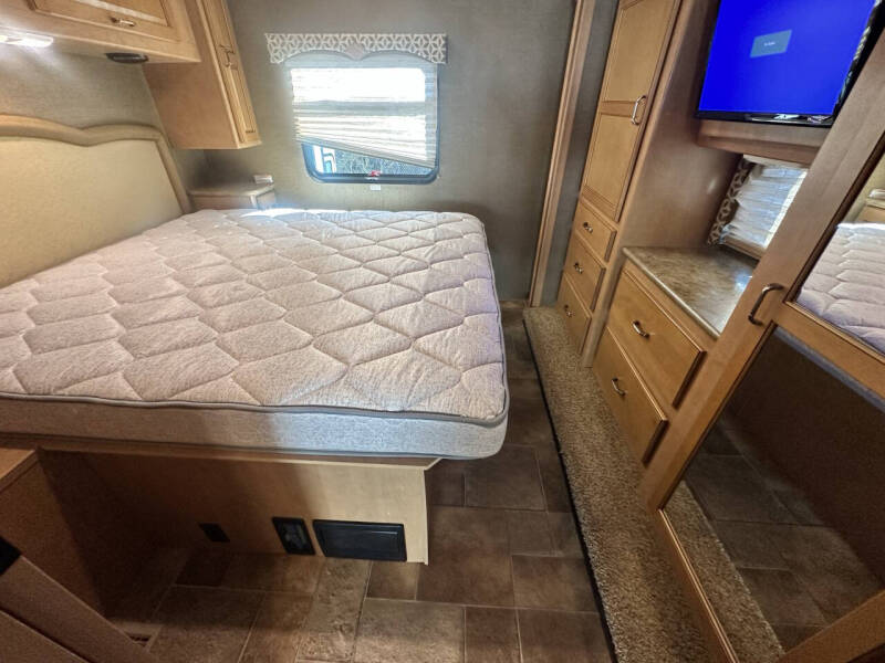 2015 Thor Motor Coach Hurricane