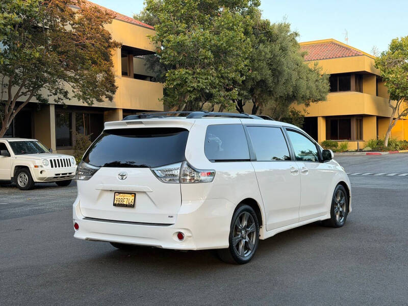 2017 Toyota Sienna SE Premium 8-Passenger