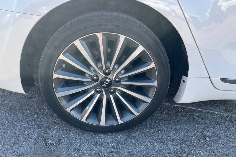 2018 Kia Cadenza Premium