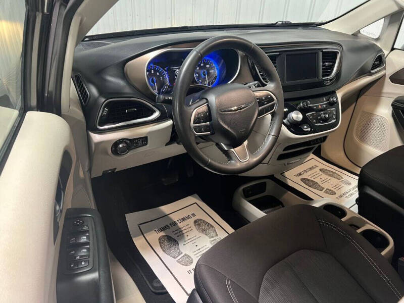 2022 Chrysler Voyager LX