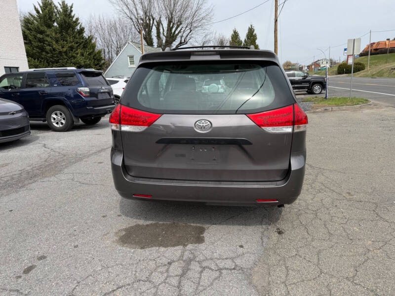 2011 Toyota Sienna Base 7-Passenger