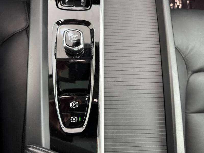 2024 Volvo XC60 B5 Core Dark Theme