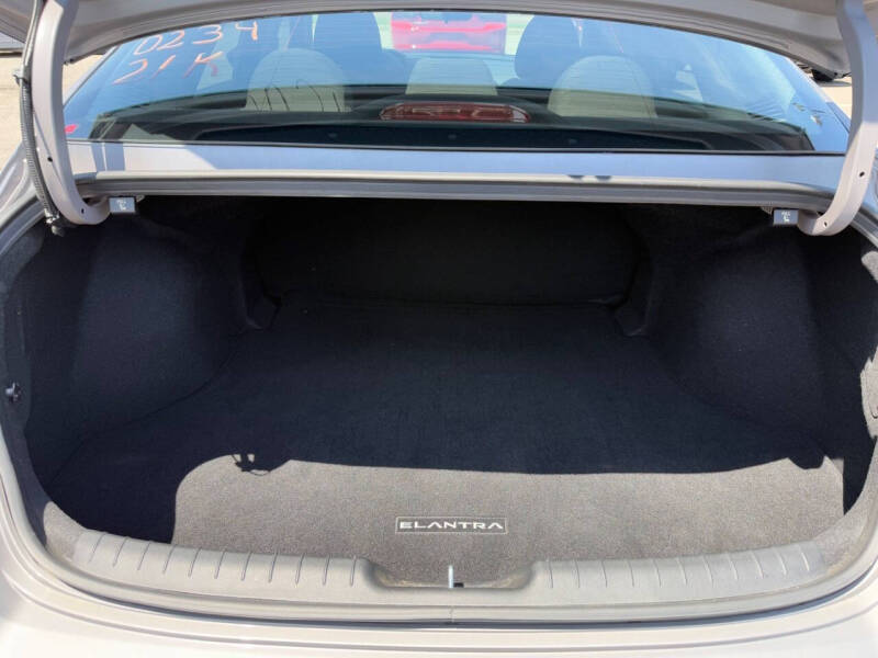 2024 Hyundai Elantra SE