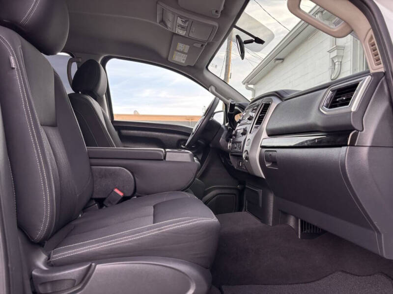 2017 Nissan Titan SV