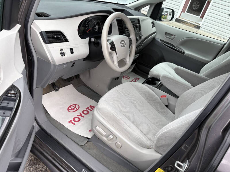 2012 Toyota Sienna LE 7-Passenger Auto Access Seat